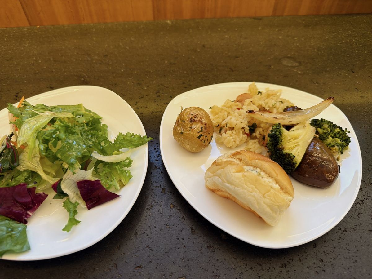 アシアナラウンジで取った料理。サラダ、ピラフ、野菜のグリル、パン