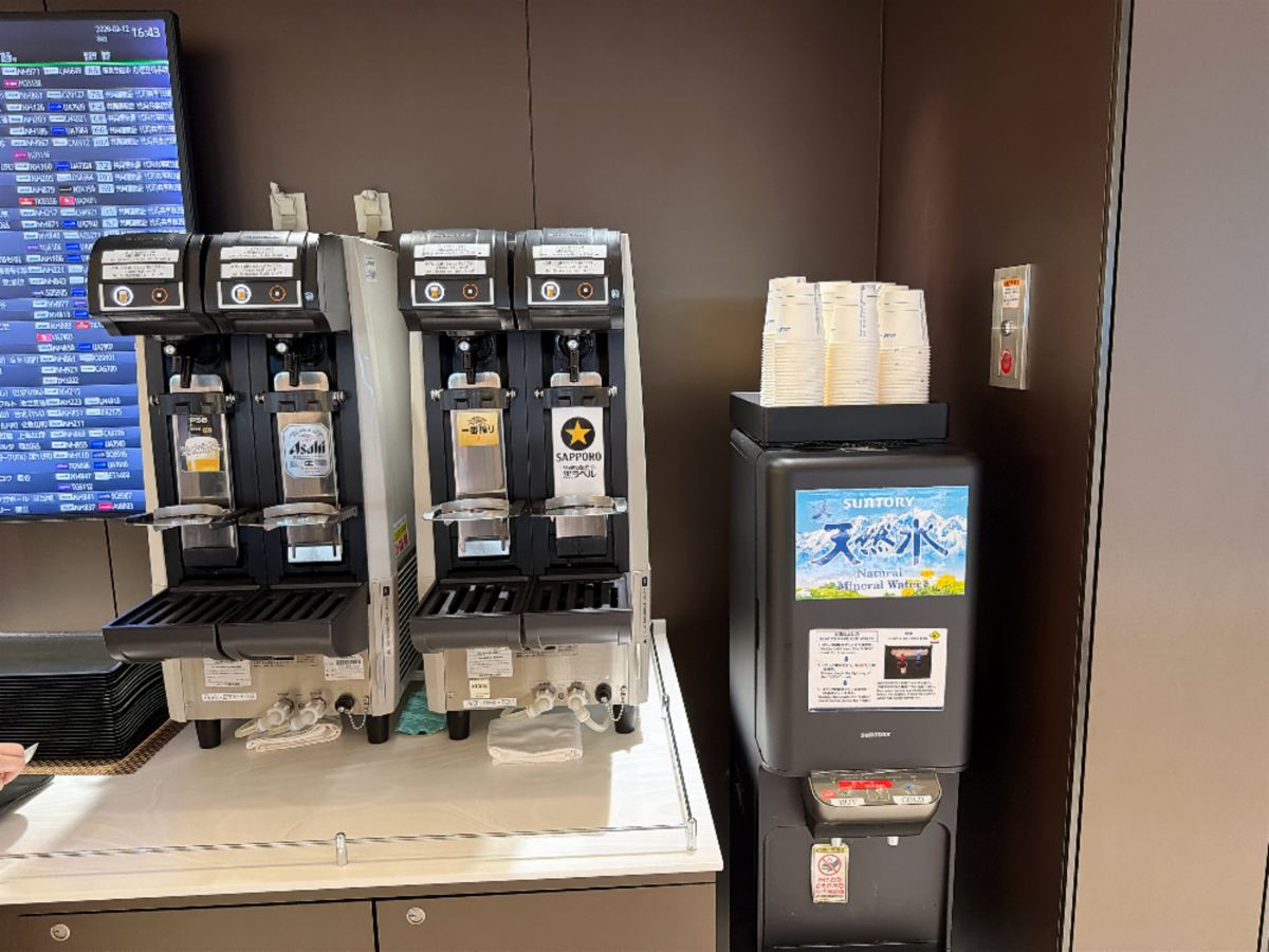 ANAラウンジのビールサーバーと天然水サーバー