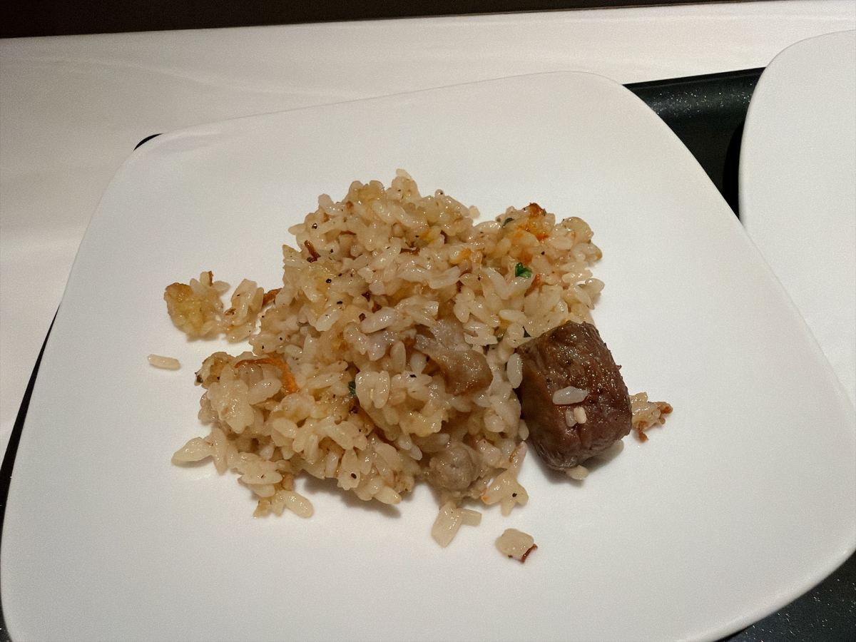ライブキッチンで作ってもらった牛肉入りガーリックライス
