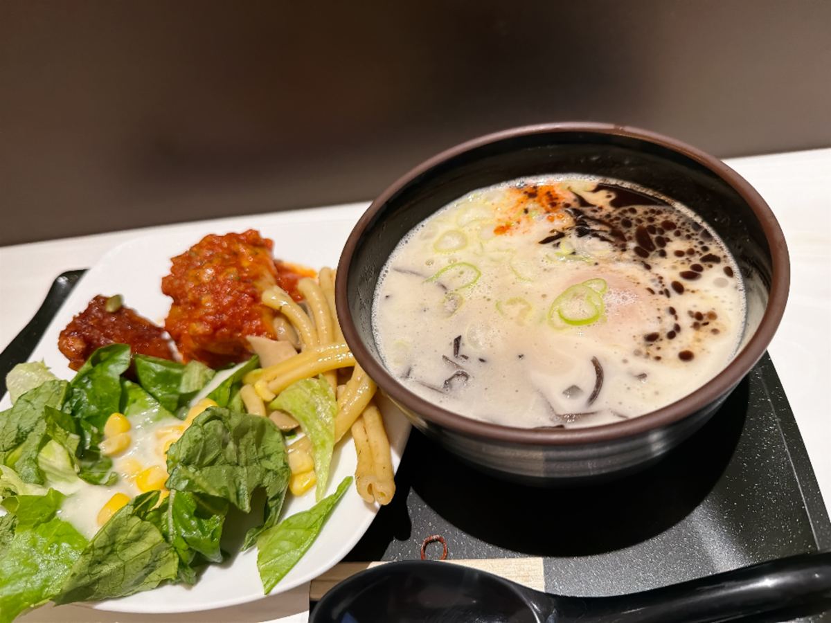ANAラウンジのとんこつラーメンとサラダ・パスタ