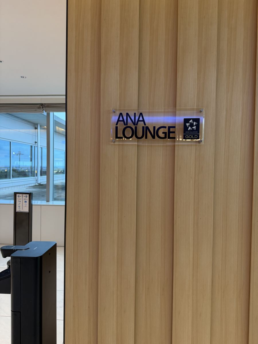 ANA LOUNGEのロゴサイン