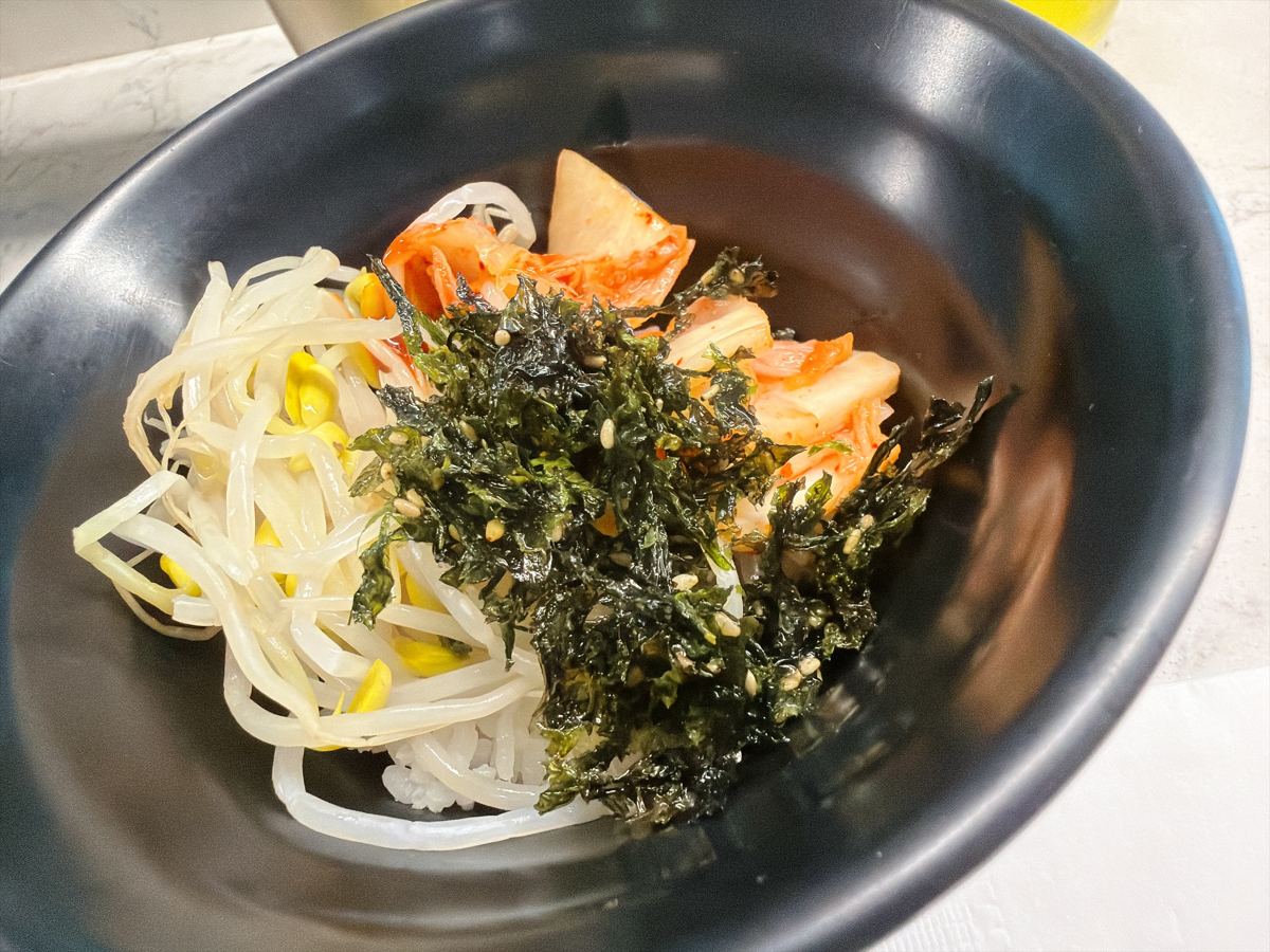 もやしナムルとキムチ、韓国海苔をのせた自作ビビンバ