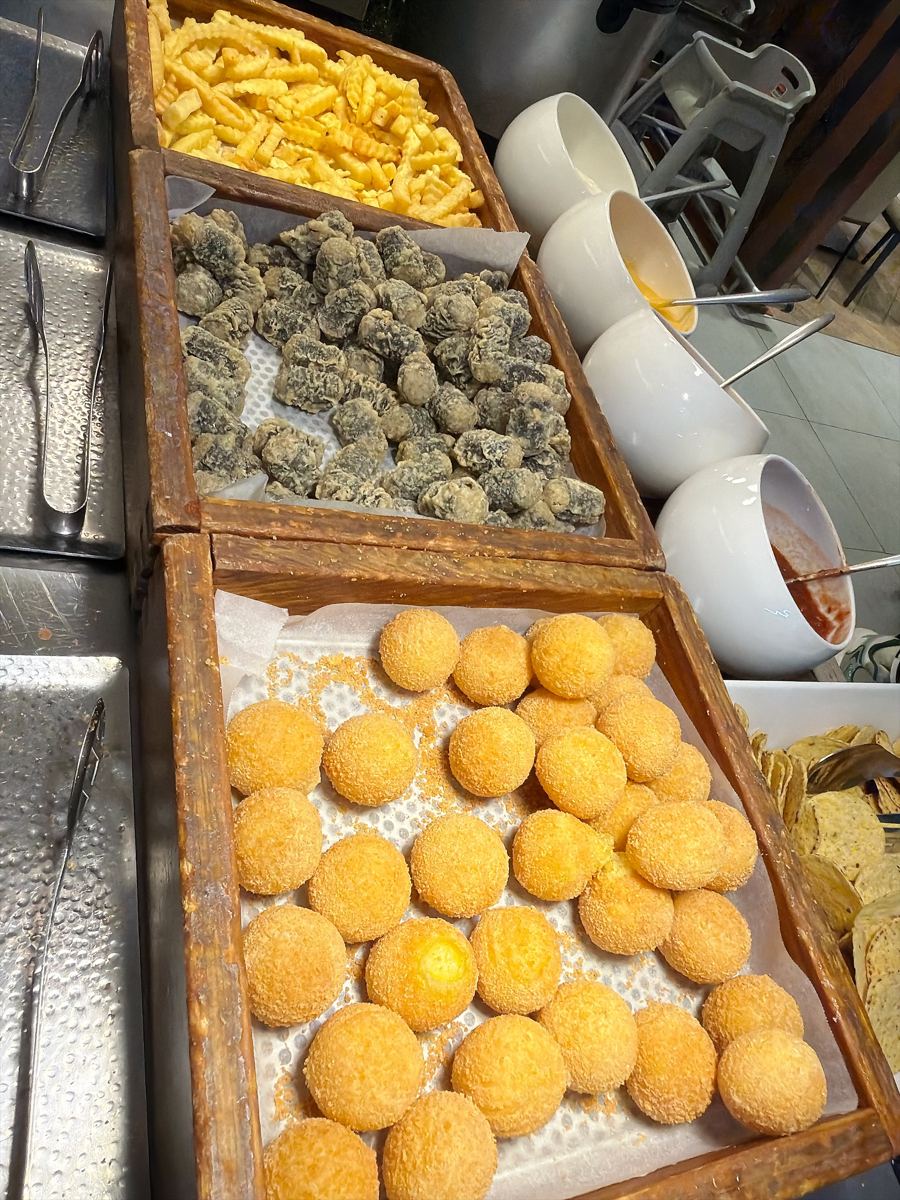 マティナラウンジの揚げ物コーナー。フライドポテト、海苔巻きの天ぷら、丸い揚げ物