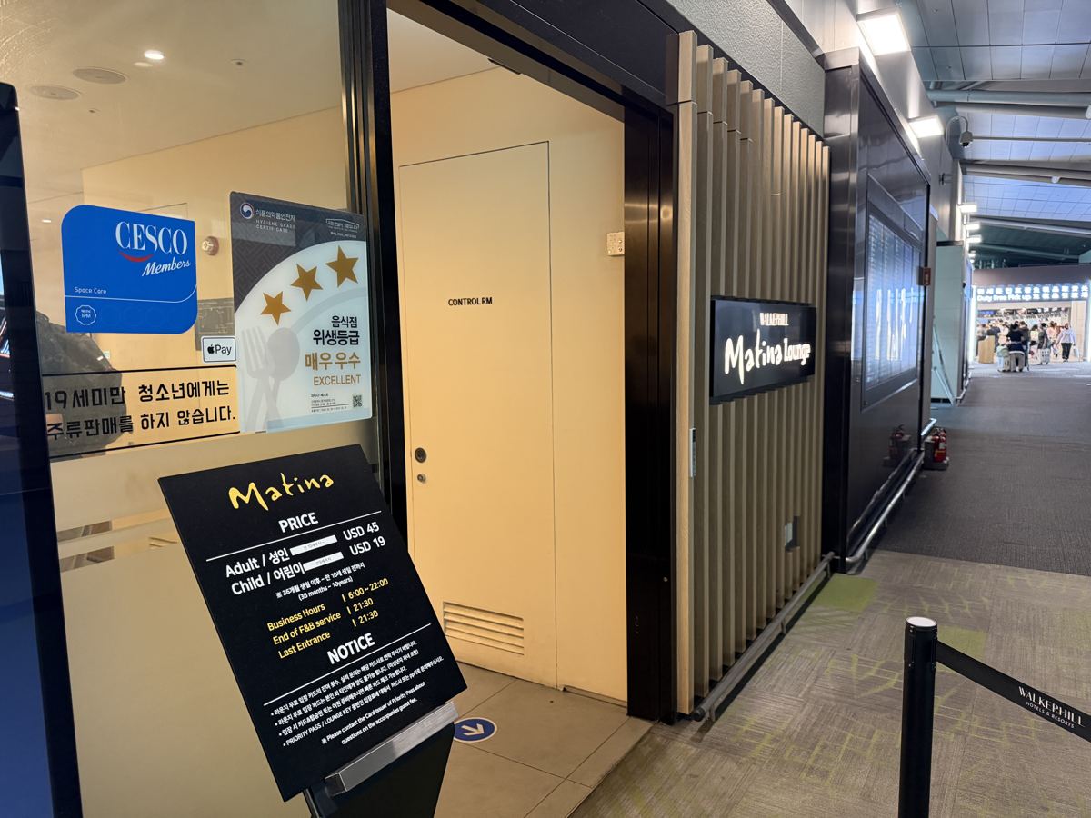 マティナラウンジ入口の料金表示。大人USD45、子どもUSD19、営業時間6:00〜22:00
